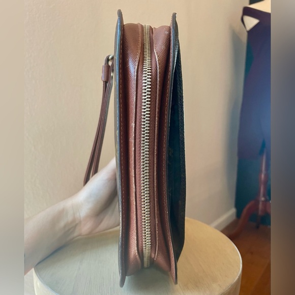 Adorable Louis Vuitton Monogram Wristlet/Pouch - Picture 9 of 14